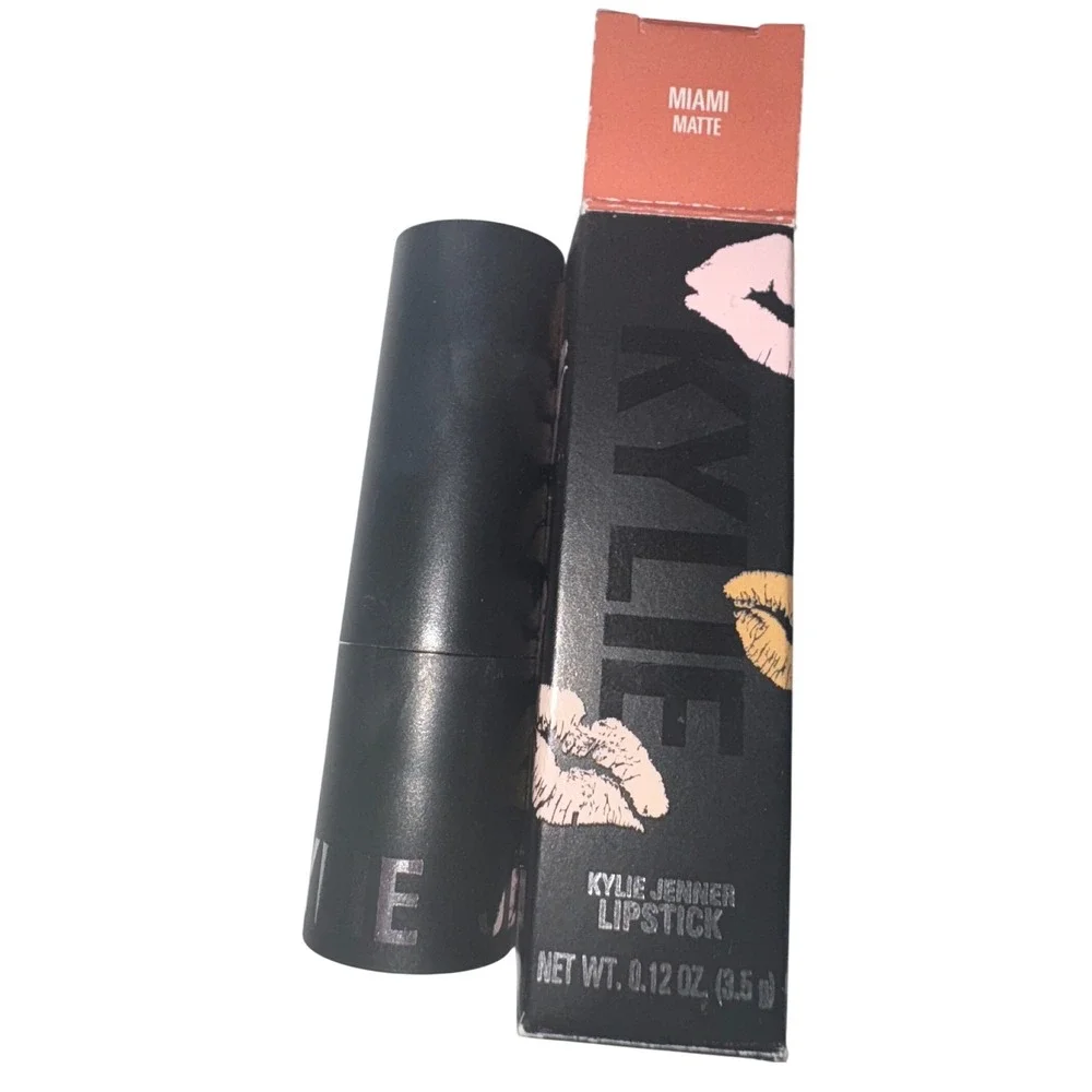 Kylie‎ Jenner Matte Lipstick in Miami – Lightly Swatched